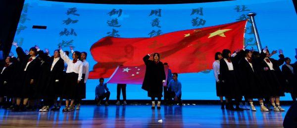 1月28日,王鹏组织三辆冷链运输大卡车从哈尔滨启程,拉着满满三车“尔滨白雪”奔赴广州,开始“北雪南运”,满足南方小土豆玩雪的愿望